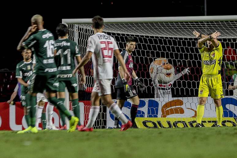 O árbitro Vinicius Furlan anula marcação de pênalti após checar com o Árbitro Assistente de Vídeo (VAR, na sigla em inglês) durante partida entre São Paulo Palmeiras, válida pelas semifinais do Campeonato Paulista 2019, no Estádio do Morumbi, na capital paulista, neste sábado (30).