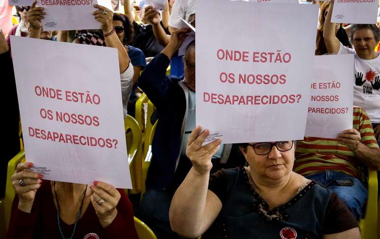 Manifestantes participam de ato contra a ditadura militar na zona sul de São Paulo