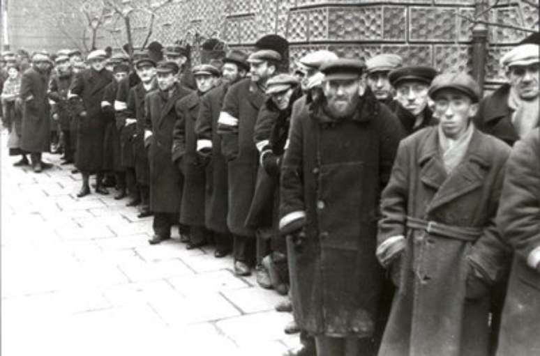 Judeus identificados por faixas nos bra&ccedil;os em Vars&oacute;via, Pol&ocirc;nia, em 1941