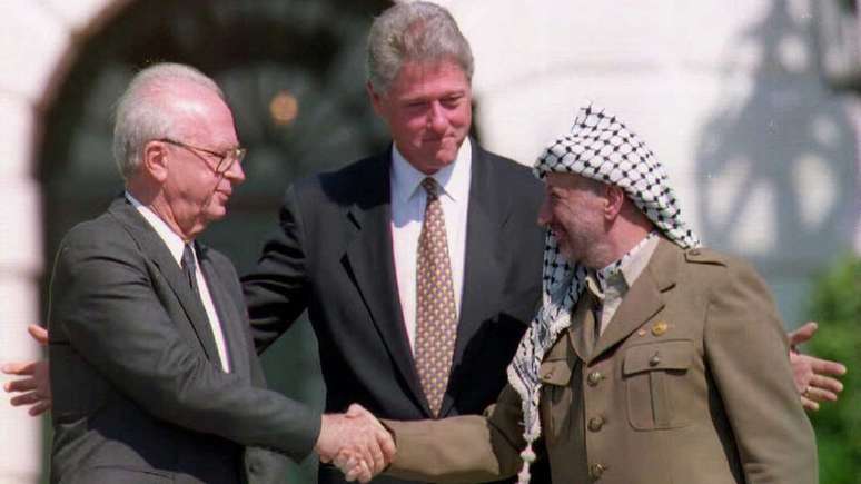Yitzhak Rabin com Yasser Arafat e Bill Clinton durante as negocia&ccedil;&otilde;es dos Acordos de Paz de Oslo