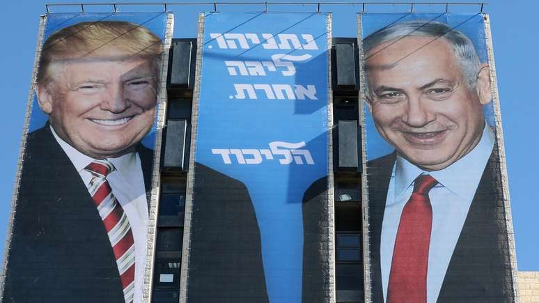Propaganda eleitoral do atual primeiro-ministro ao lado de Trump com os dizeres 'Netanyahu &eacute; outro n&iacute;vel'