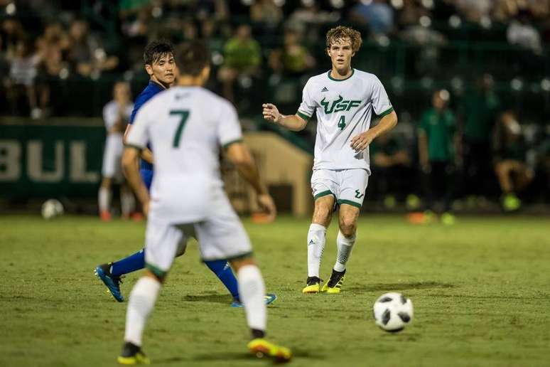 Gallina em a&ccedil;&atilde;o pelo time da universidade.