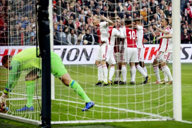Ajax comemora vitória no clássico holandês (Foto: AFP)
