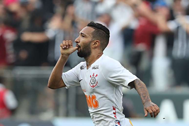 Clayson, do Corinthians, comemora seu gol durante partida contra o Santos, válida pelas semifinais do Campeonato Paulista 2019, na Arena Corinthians, em São Paulo, neste domingo