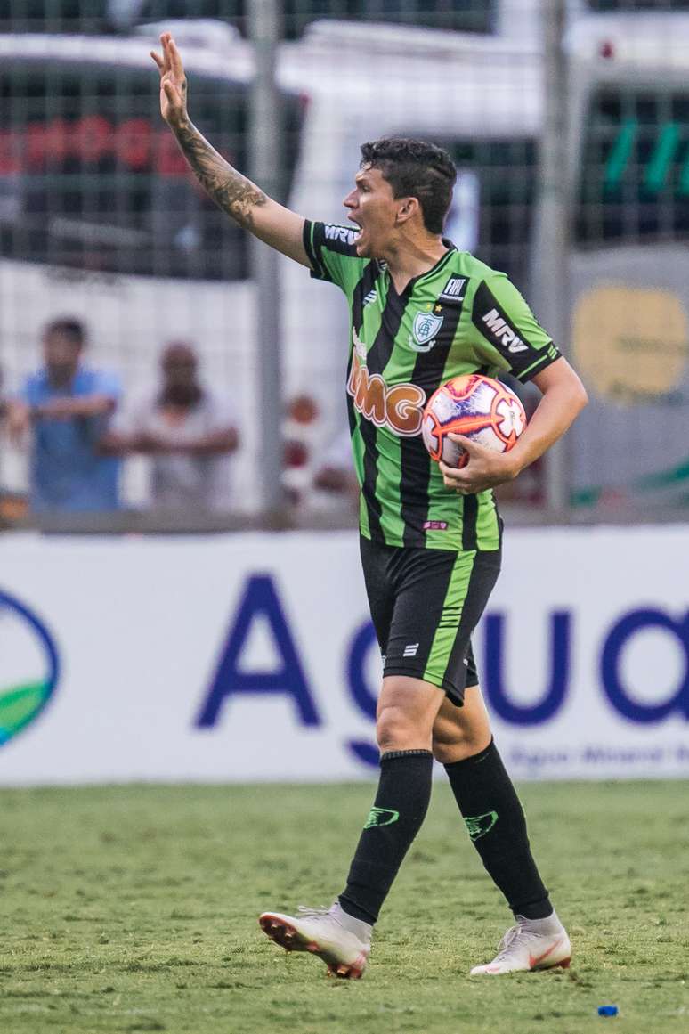 Diego Jussani, do América Mineiro, comemora o seu gol em partida contra o Cruzeiro, válida pelas semifinais do Campeonato Mineiro 2019, no estádio Independência, em Belo Horizonte, neste domingo (31).