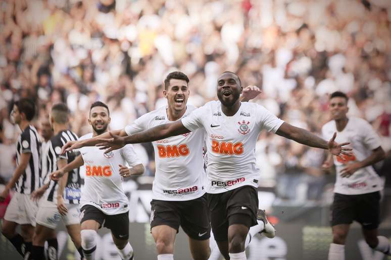Manoel, do Corinthians, comemora seu gol durante partida contra o Santos, válida pelas semifinais do Campeonato Paulista 2019, na Arena Corinthians, em São Paulo, neste domingo.