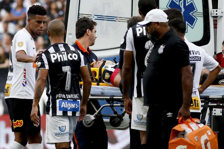 Felipe Aguilar do Santos é retirado de ambulância durante partida entre Corinthians x Santos, válida pelo semifinal do Campeonato Paulista, realizada no Arena Corinthians em São Paulo, SP.