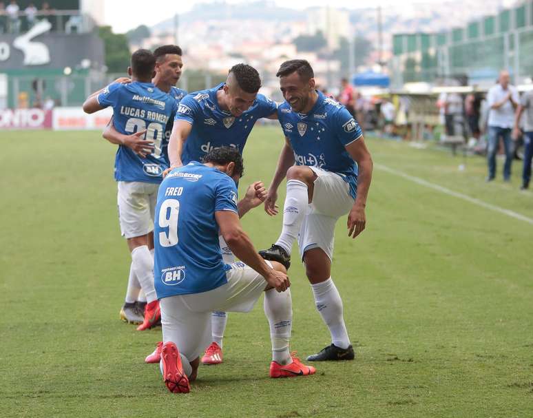 Fred, do Cruzeiro, comemora após marcar gol em partida contra o América Mineiro, válida pelas semifinais do Campeonato Mineiro 2019, no estádio Independência, em Belo Horizonte, neste domingo (31).
