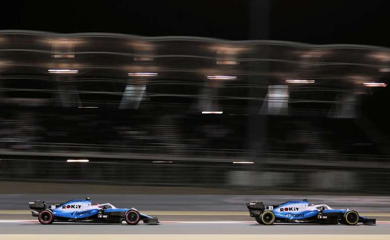 Últimos a receber a quadriculada no Bahrein, dupla da Williams trava grande duelo