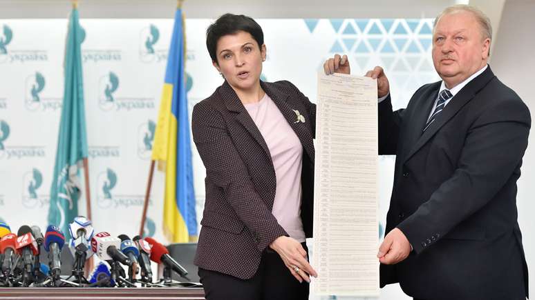 Na Ucrânia, 39 candidatos disputaram o primeiro turno da eleição presidencial, onde a cédula de votação é em papel
