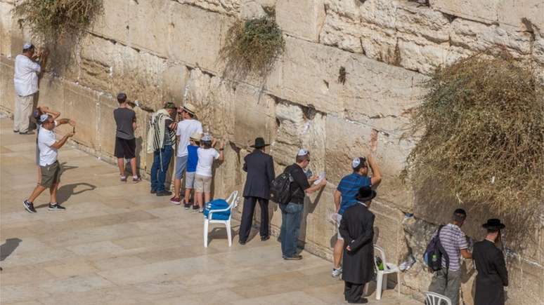 As mensagens deixadas no Muro s&atilde;o recolhidas duas vezes ao ano e queimadas no vizinho Monte das Oliveiras,