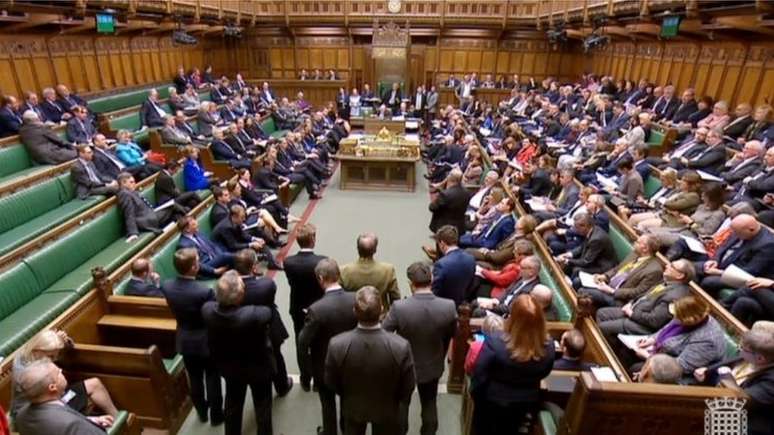 Acordo negociado pela premiê Theresa May enfrenta ampla resistência no Parlamento britânico