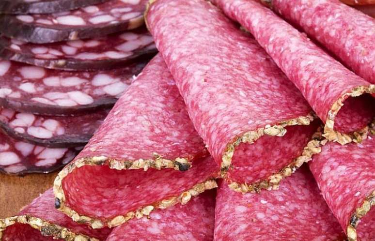 Consumo de embutidos e carne vermelha em excesso está associado a casos de câncer colorretal