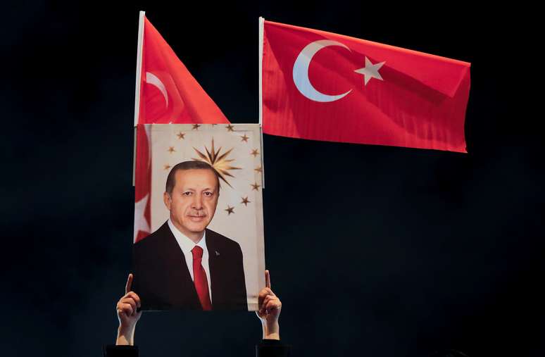 Apoiador do Partido AK segura cartaz com foto de presidente turco, Tayyp Erdogan, em Istambul
31/03/2019
REUTERS/Kemal Aslan