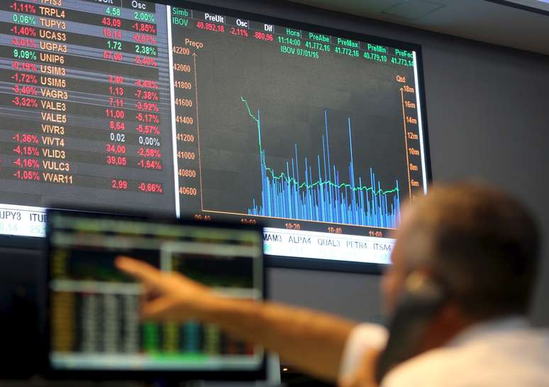  Operador observa painel de ações na Bolsa de Valores de São Paulo 
07/01/2016
REUTERS/Paulo Whitaker