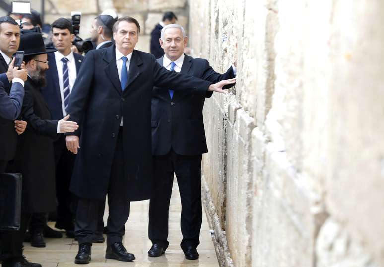 Bolsonaro, acompanhado de Netanyahu, visita Muro das Lamentações 1/4/2019 Menahem Kahana/Pool via REUTERS