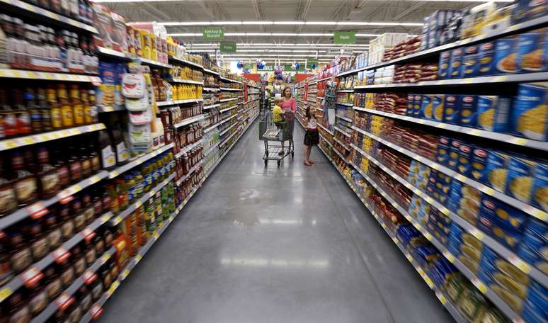 Consumidores em supermercado em Bentonville, nos Estados Unidos
04/06/2015
REUTERS/Rick Wilking 