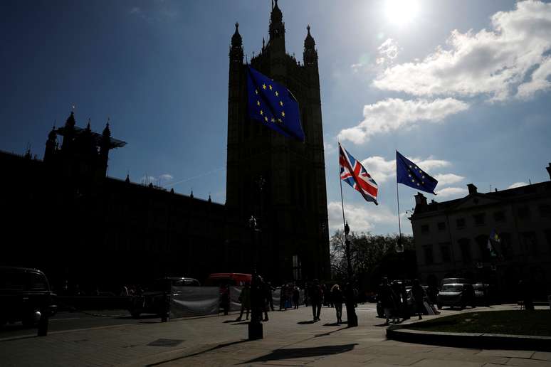 Bandeiras do Reino Unido e da União Europeia em frente às Casas do Parlamento, em Londres
26/03/2019
REUTERS/Alkis Konstantinidis 