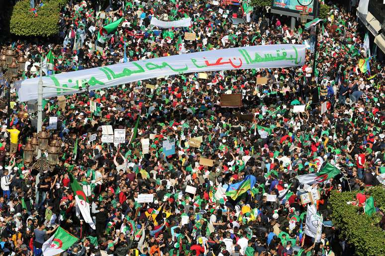 Manifestantes protestam em Argel
29/03/2019
REUTERS/Ramzi Boudina