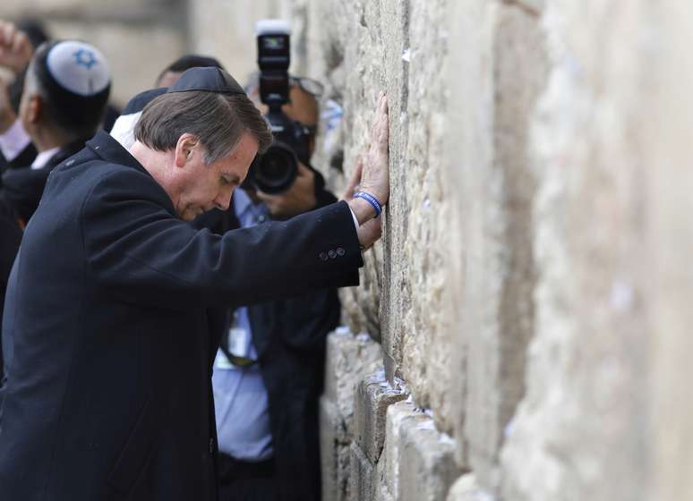 Presidente Jair Bolsonaro no Muro das Lamentações em Jerusalém
01/04/2019 Menahem Kahana/Pool via REUTERS