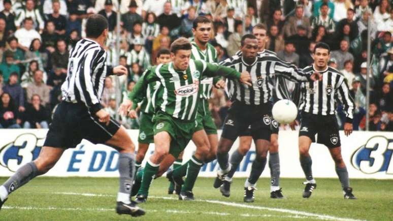 O histórico duelo pela final da Copa do Brasil de 1999 (Foto: Reprodução)
