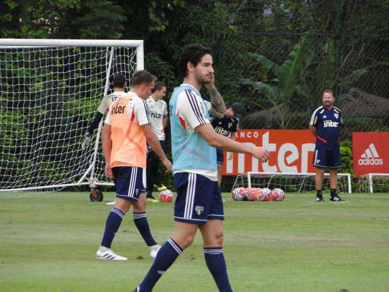 Alexandre Pato em ação durante treino do São Paulo no CT da Barra Funda (Foto: Ana Canhedo/Lancepress!)