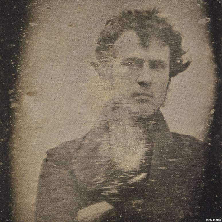 Acredita-se que o americano Robert Cornelius tenha tirado a primeira selfie da hist&oacute;ria