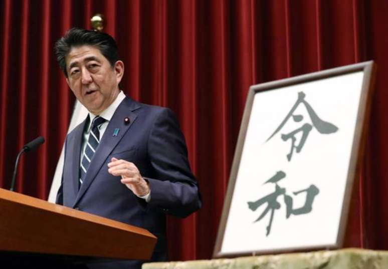 O primeiro-ministro do Japão, Shinzo Abe, apresenta nome de nova era