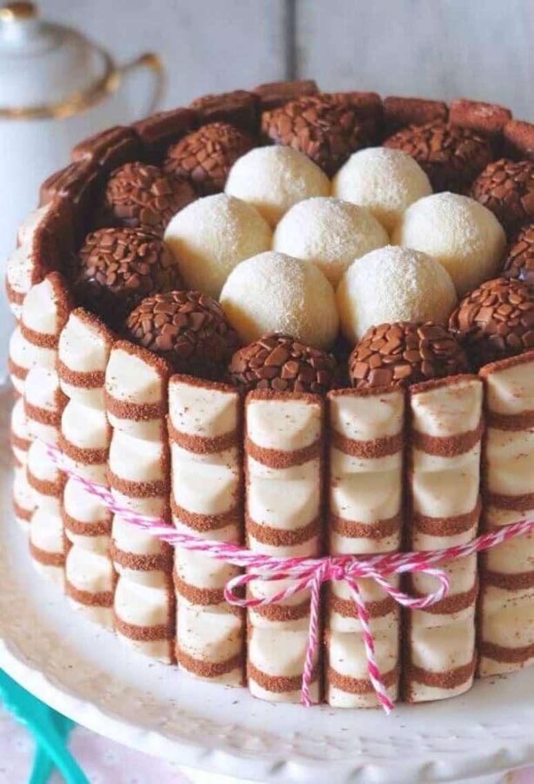 5. Para fazer a decoração de bolo de aniversário primeiramente é preciso saber qual será o tamanho e o tema da festa – Foto: Pinterest