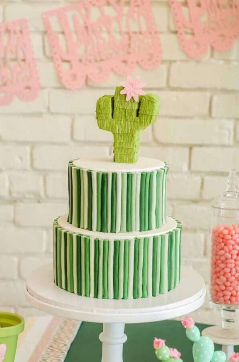 18. Modelo de bolo de aniversário decorado com pasta americana com um cacto no topo – Foto: Mint Event Design