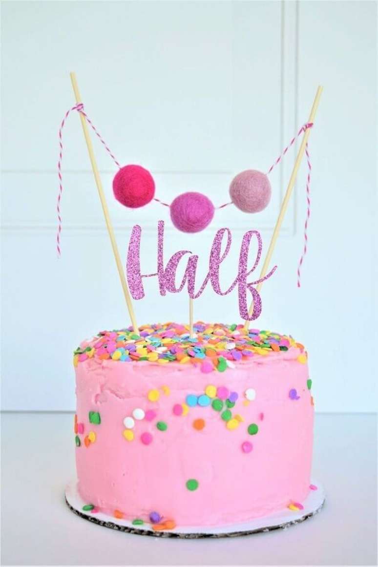 20.. Utilize confetes coloridos para deixar os bolos decorados simples mais alegres e divertidos – Foto: Cakes Ideas