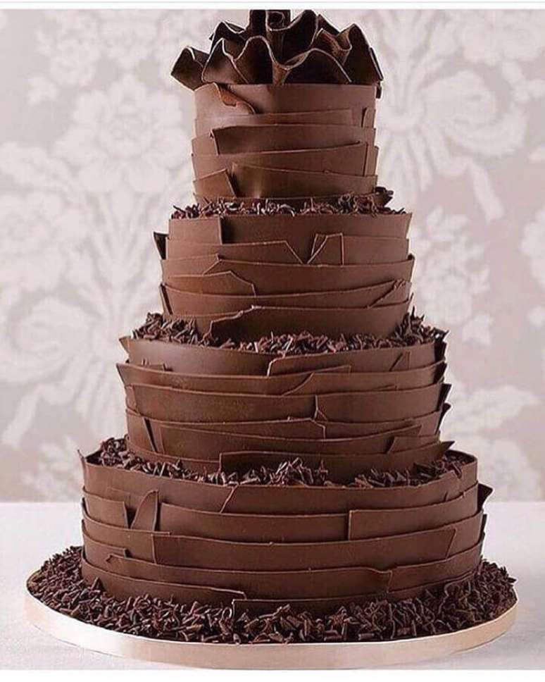 21. O bolo de chocolate decorado é de encher a boca de água – Foto: Pinterest