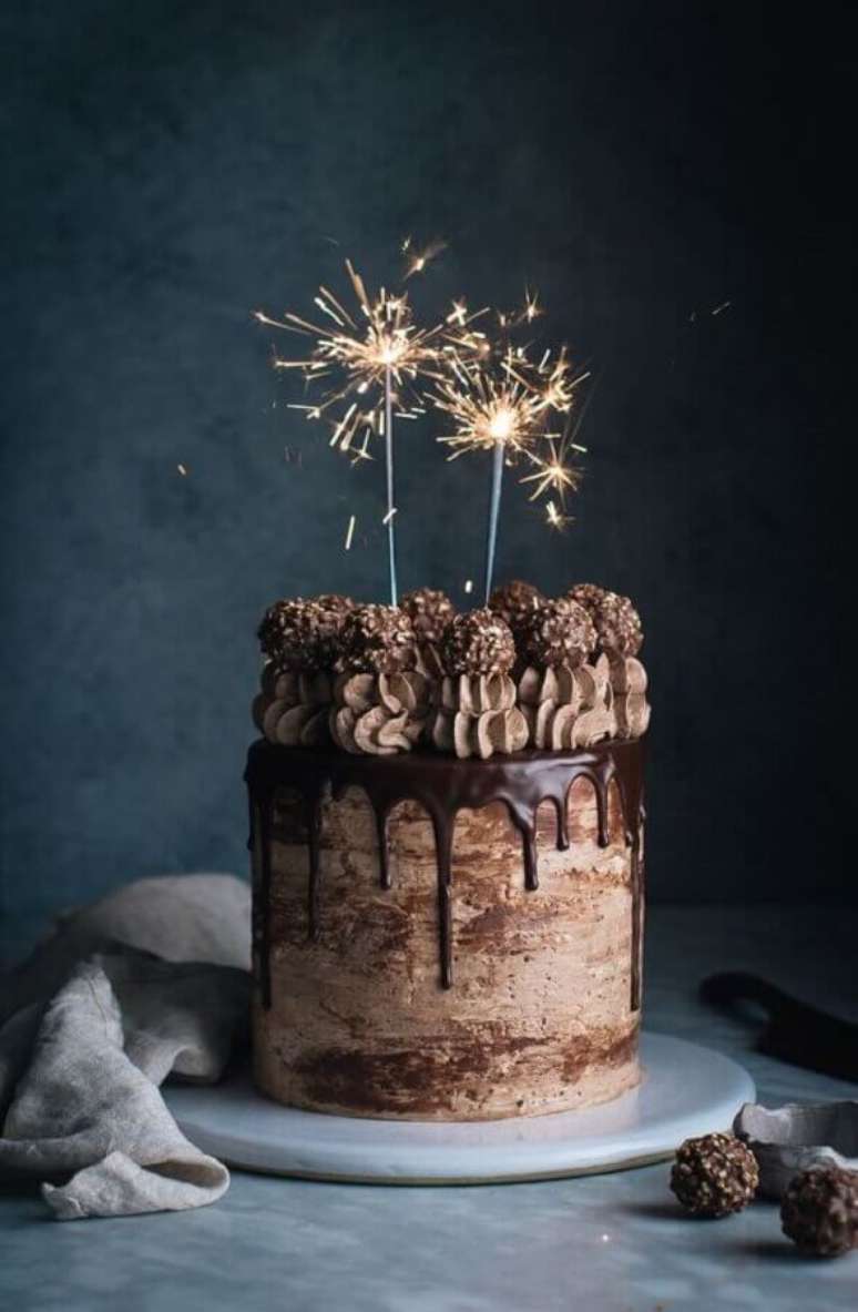 22. Modelo de bolo de chocolate decorado com calda, chantilly e bombons no topo – Foto: Letter Sample
