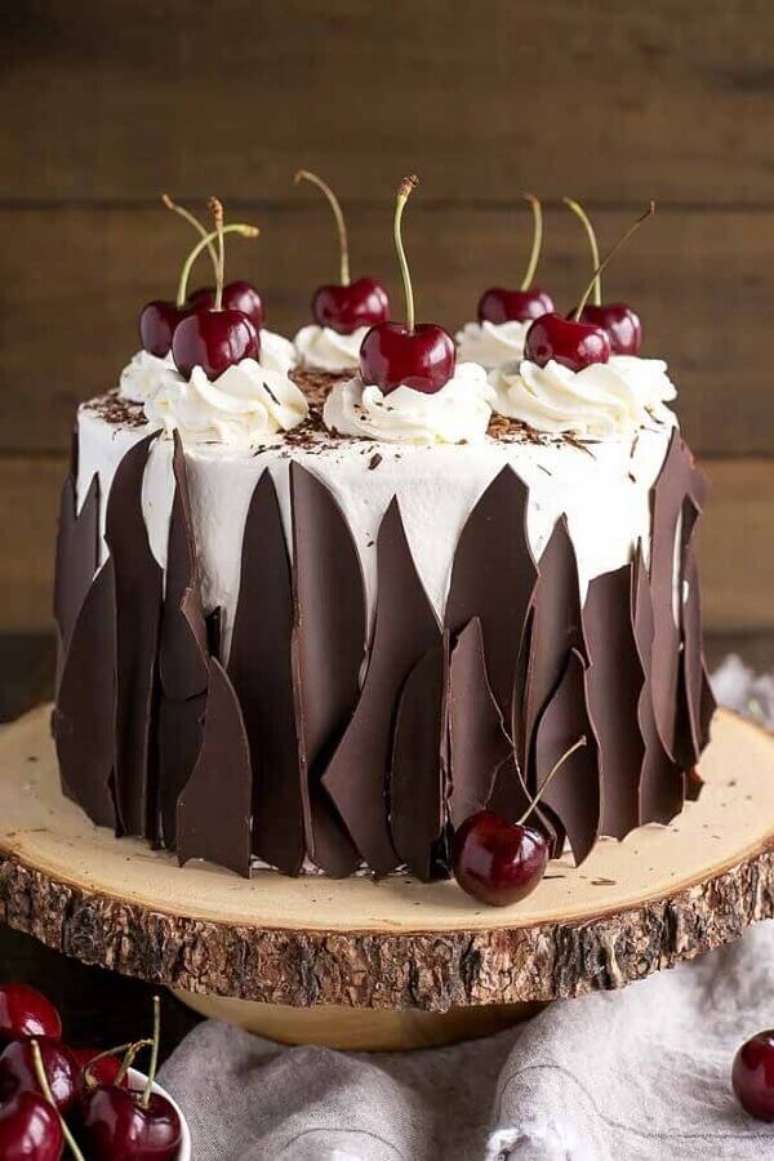 15. Além das raspas de chocolate o bolo de chocolate decorando também pode usar outros tipos de frutas além de bastante chantilly – Foto: Food Porn Diary