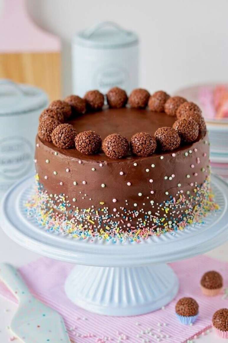 24. Bolo de chocolate decorado com granulados coloridos e bolinhas de brigadeiro para festa simples – Foto: Pinterest