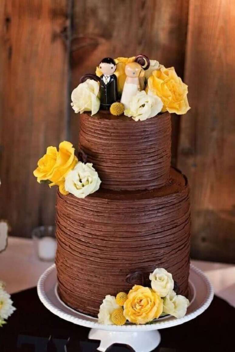 25. O bolo de chocolate decorado também pode ser usado para festa de casamento, tudo vai depender dos detalhes – Foto: Air Freshener