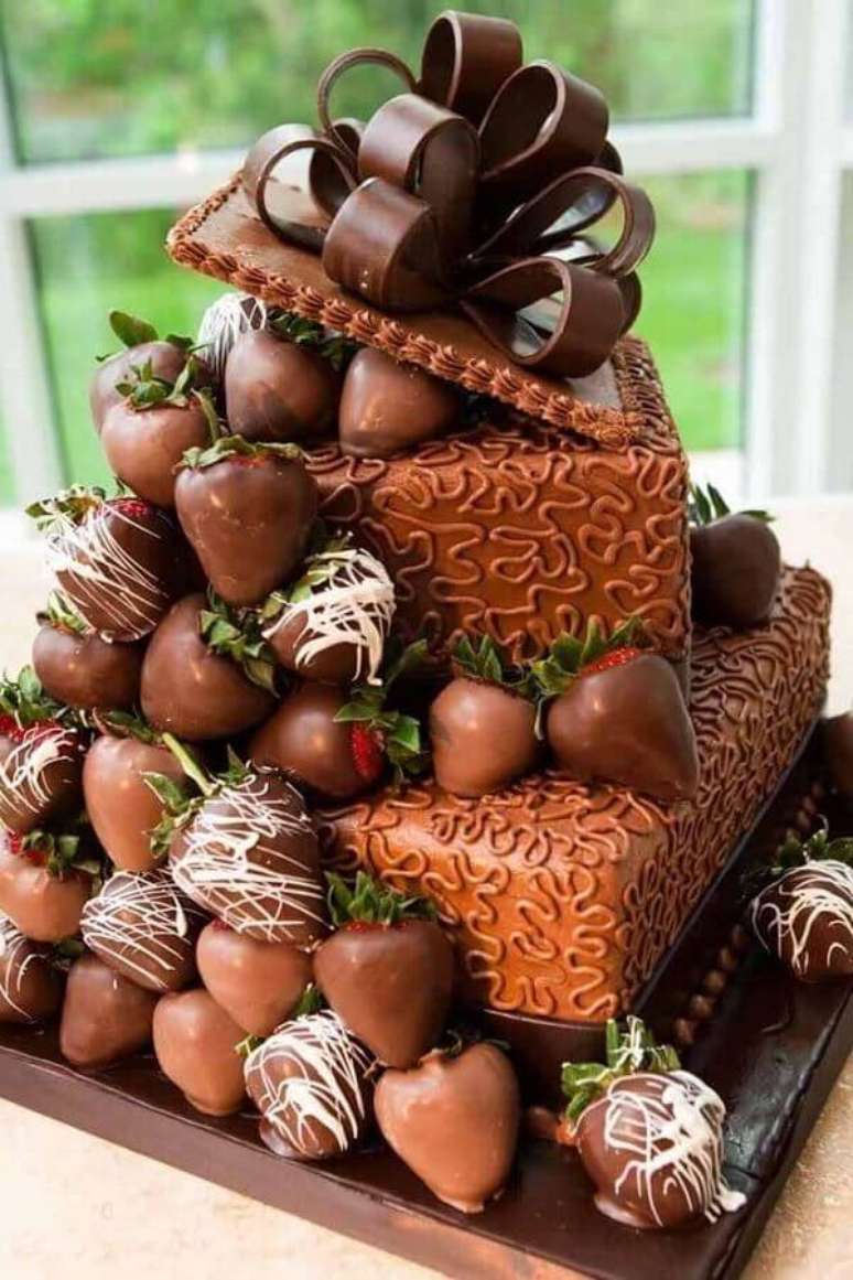 14. O bolo decorado com morangos cobertos de chocolates é de dar água na boca, além de ser lindíssimo – Foto: We Heart It