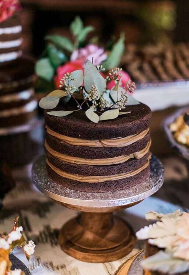 27. Bolo de chocolate decorado simples com folhagens dando acabamento no topo – Foto: Vestidos de Novia