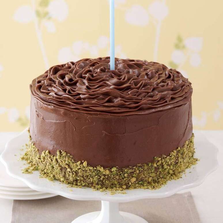 29. Modelo simples de bolo de chocolate decorado – Foto: Pinosy