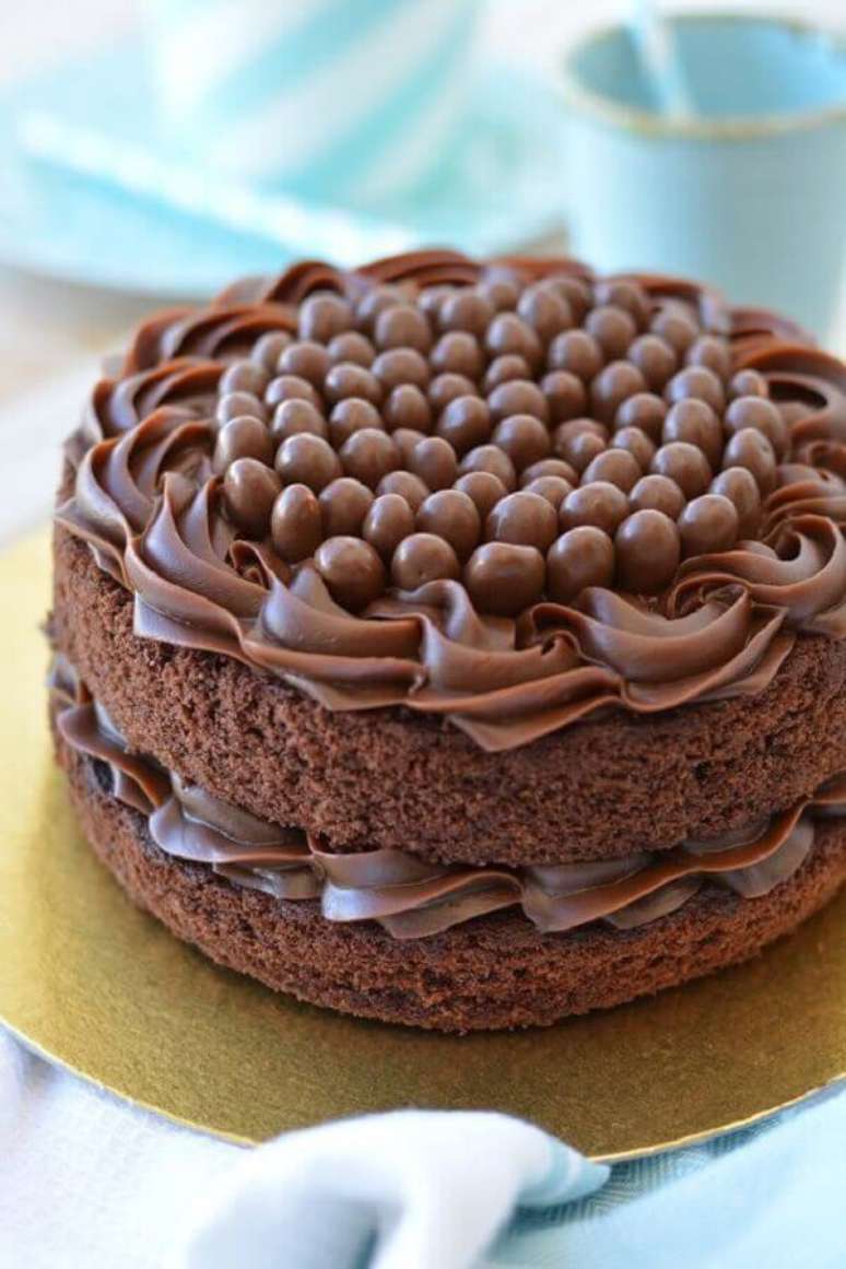 26. Bolo de chocolate decorado simples – Foto: Pinterest