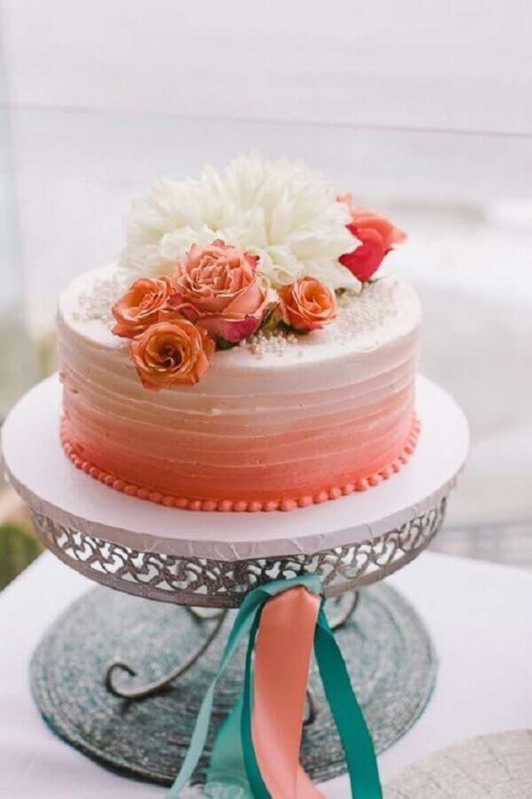 30.. Bolo decorado com flores brancas e salmão e com cobertura em degradê – Foto: Cake Inspiration