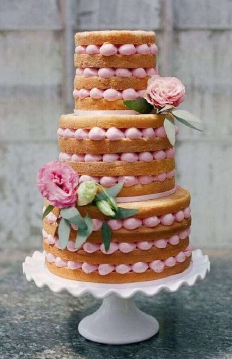 35. O naked cake é um modelo perfeito de bolo decorado com flores para um toque romântico na festa de casamento – Foto: Pinterest