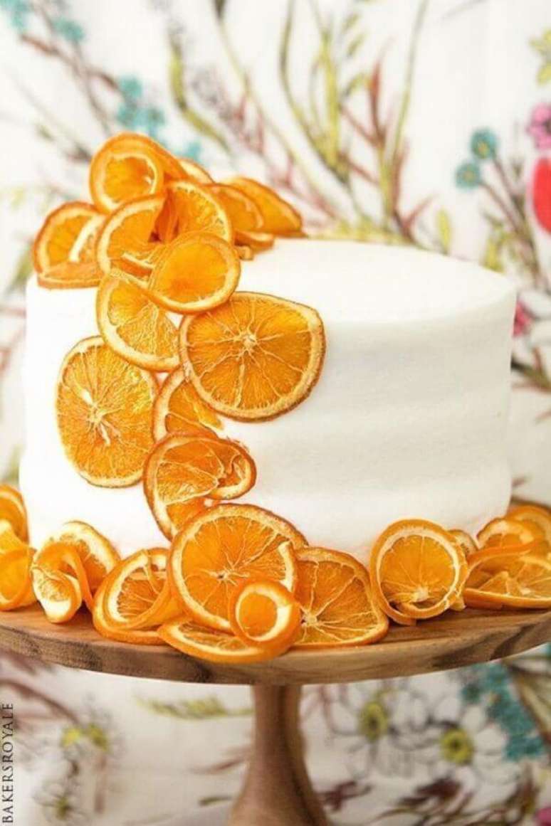 13. Apesar de menos tradicional, o bolo decorado com frutas amarelas também é lindo e super delicioso – Foto: Pinosy