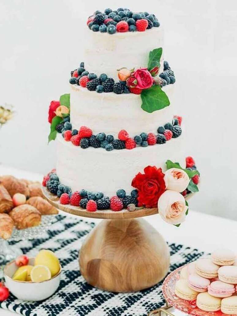 38. Modelo de bolo decorado com frutas e flores de 3 andares – Foto: Pinterest