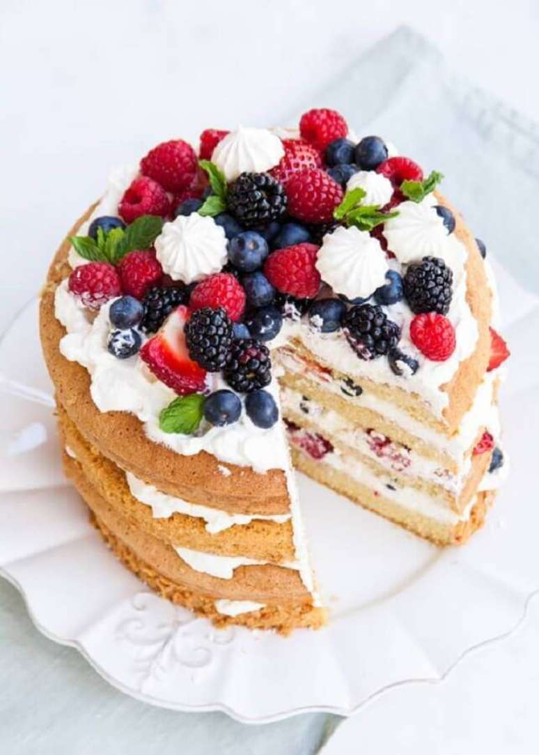 40. Ideia simples de bolo decorado com frutas vermelhas e chantilly – Foto: The Cake Blog