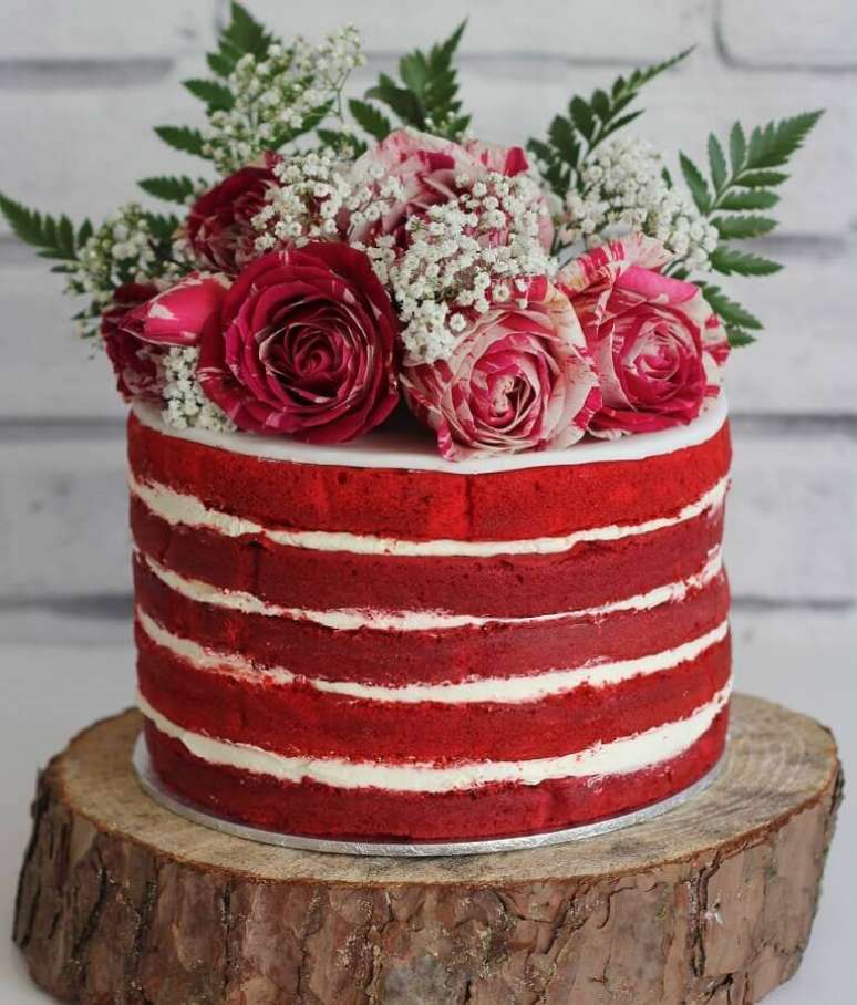 44. O red velvet também se tornou uma grande tendência, para dar um lindo acabamento, invista em flores para bolos decorados – Foto: Pinosy