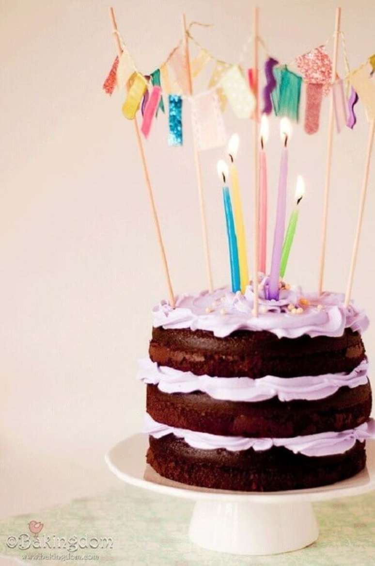 46. Bolo simples decorado com velas coloridas no topo – Foto: Happy Shappy