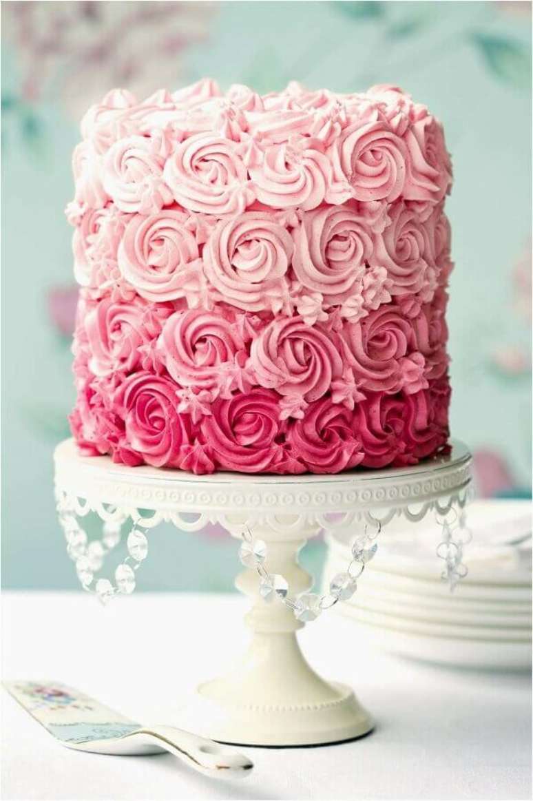 48. Bolos decorados com chantilly cor de rosa – Foto: Weddbook