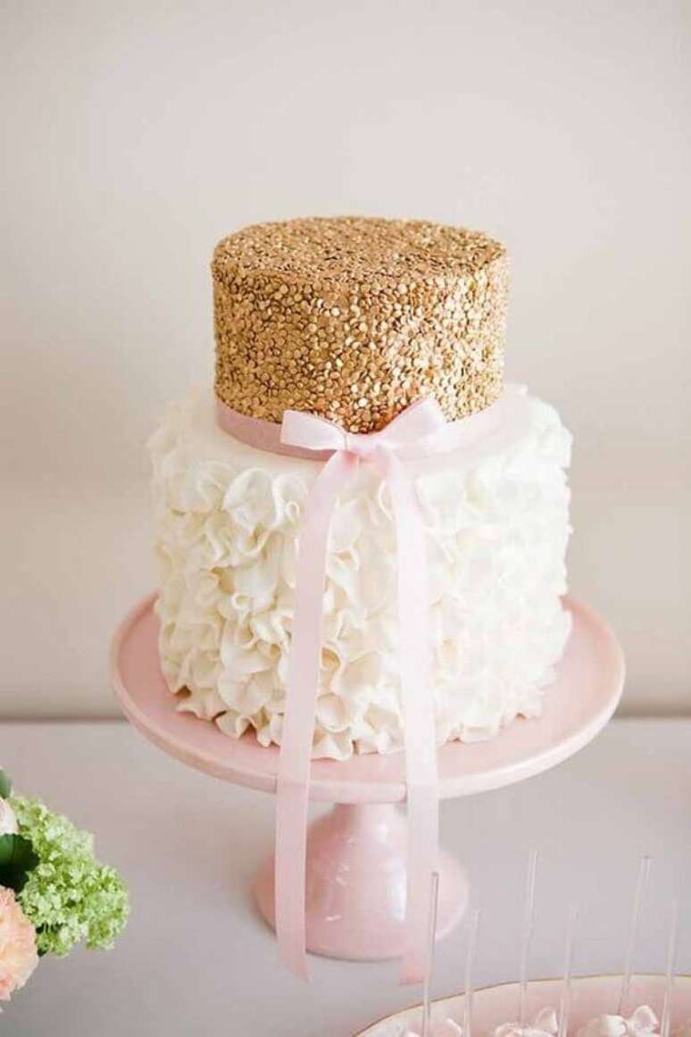 49. Modelo de bolos decorados com chantilly 2 andares e laço delicado – Foto: Air Freshener