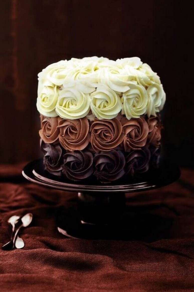 52.. Modelo de bolos decorados com chantilly em três cores – Foto: Alison Coldridge